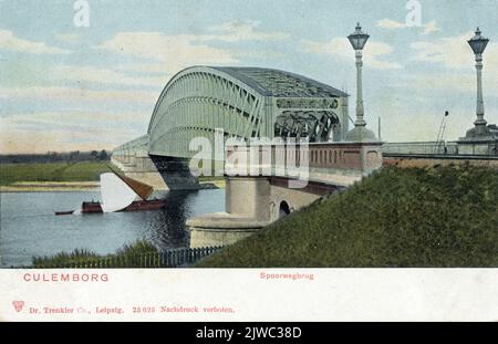 Blick auf die Eisenbahnbrücke über die Lek in Culemborg. Stockfoto