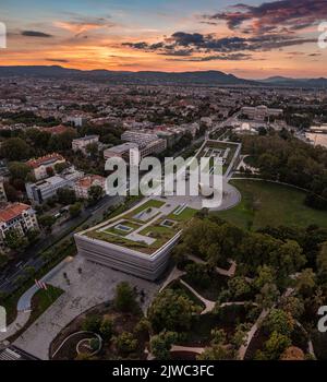 Budapest, Ungarn - Luftpanorama des Ethnographischen Museums im Stadtpark mit Heldenplatz und Skyline von Budapest im Hintergrund mit col Stockfoto