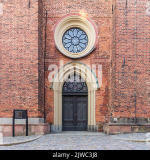 Eingang der Riddarholmen Kirche, auf der Insel Riddarholmshamnen, Altstadt, Gamla Stan. Vor Sonnenuntergang an einem Sommertag, Stockholm, Schweden Stockfoto
