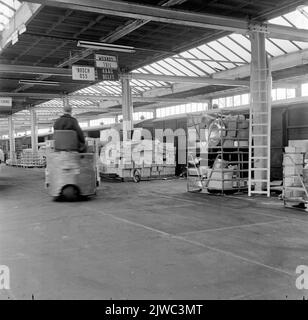 Innenraum des Warenschuhs der N.S. in Zwolle, während Van Gend & Loos einen Zug mit Stückgut beladen hat. Stockfoto