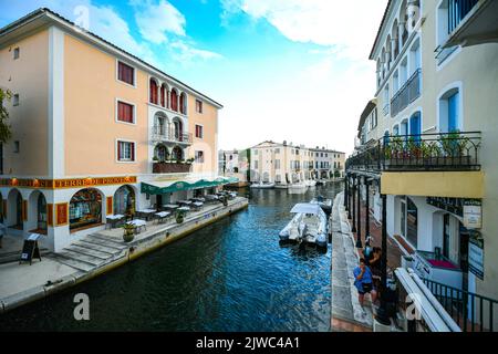 Blick auf Port Grimaud, Südfrankreich, 4. September 2022. Port Grimaud ist eine Küstenstadt, die zur Gemeinde Grimaud im Departement Var der Region Provence-Alpes-Côte d'Azur im Südosten Frankreichs gehört. Es liegt sieben Kilometer (4,3 Meilen) westlich von Saint-Tropez und sieben Kilometer (4,3 Meilen) südwestlich von Sainte-Maxime. Diese Küstenstadt wurde 1960s vom Architekten François Spoerry durch die Modifizierung der Sümpfe des Flusses Giscle an der Bucht von Saint-Tropez geschaffen. Erbaut mit Kanälen auf venezianische Art, aber mit französischen Häusern im "Fischer"-Stil, die denen in Saint-Tropez, Spoerr, ähneln Stockfoto