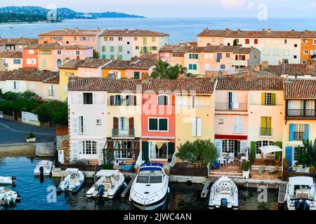 Blick auf Port Grimaud, Südfrankreich, 4. September 2022. Port Grimaud ist eine Küstenstadt, die zur Gemeinde Grimaud im Departement Var der Region Provence-Alpes-Côte d'Azur im Südosten Frankreichs gehört. Es liegt sieben Kilometer (4,3 Meilen) westlich von Saint-Tropez und sieben Kilometer (4,3 Meilen) südwestlich von Sainte-Maxime. Diese Küstenstadt wurde 1960s vom Architekten François Spoerry durch die Modifizierung der Sümpfe des Flusses Giscle an der Bucht von Saint-Tropez geschaffen. Erbaut mit Kanälen auf venezianische Art, aber mit französischen Häusern im "Fischer"-Stil, die denen in Saint-Tropez, Spoerr, ähneln Stockfoto