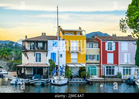 Blick auf Port Grimaud, Südfrankreich, 4. September 2022. Port Grimaud ist eine Küstenstadt, die zur Gemeinde Grimaud im Departement Var der Region Provence-Alpes-Côte d'Azur im Südosten Frankreichs gehört. Es liegt sieben Kilometer (4,3 Meilen) westlich von Saint-Tropez und sieben Kilometer (4,3 Meilen) südwestlich von Sainte-Maxime. Diese Küstenstadt wurde 1960s vom Architekten François Spoerry durch die Modifizierung der Sümpfe des Flusses Giscle an der Bucht von Saint-Tropez geschaffen. Erbaut mit Kanälen auf venezianische Art, aber mit französischen Häusern im "Fischer"-Stil, die denen in Saint-Tropez, Spoerr, ähneln Stockfoto