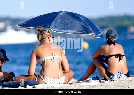 Blick auf Port Grimaud, Südfrankreich, 4. September 2022. Port Grimaud ist eine Küstenstadt, die zur Gemeinde Grimaud im Departement Var der Region Provence-Alpes-Côte d'Azur im Südosten Frankreichs gehört. Es liegt sieben Kilometer (4,3 Meilen) westlich von Saint-Tropez und sieben Kilometer (4,3 Meilen) südwestlich von Sainte-Maxime. Diese Küstenstadt wurde 1960s vom Architekten François Spoerry durch die Modifizierung der Sümpfe des Flusses Giscle an der Bucht von Saint-Tropez geschaffen. Erbaut mit Kanälen auf venezianische Art, aber mit französischen Häusern im "Fischer"-Stil, die denen in Saint-Tropez, Spoerr, ähneln Stockfoto