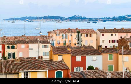 Blick auf Port Grimaud, Südfrankreich, 4. September 2022. Port Grimaud ist eine Küstenstadt, die zur Gemeinde Grimaud im Departement Var der Region Provence-Alpes-Côte d'Azur im Südosten Frankreichs gehört. Es liegt sieben Kilometer (4,3 Meilen) westlich von Saint-Tropez und sieben Kilometer (4,3 Meilen) südwestlich von Sainte-Maxime. Diese Küstenstadt wurde 1960s vom Architekten François Spoerry durch die Modifizierung der Sümpfe des Flusses Giscle an der Bucht von Saint-Tropez geschaffen. Erbaut mit Kanälen auf venezianische Art, aber mit französischen Häusern im "Fischer"-Stil, die denen in Saint-Tropez, Spoerr, ähneln Stockfoto