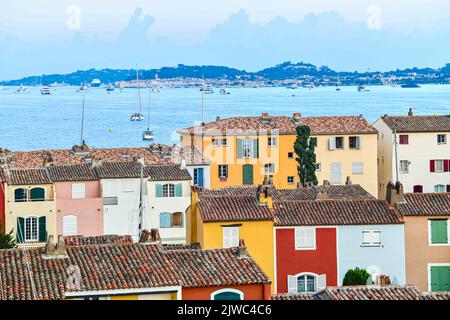 Blick auf Port Grimaud, Südfrankreich, 4. September 2022. Port Grimaud ist eine Küstenstadt, die zur Gemeinde Grimaud im Departement Var der Region Provence-Alpes-Côte d'Azur im Südosten Frankreichs gehört. Es liegt sieben Kilometer (4,3 Meilen) westlich von Saint-Tropez und sieben Kilometer (4,3 Meilen) südwestlich von Sainte-Maxime. Diese Küstenstadt wurde 1960s vom Architekten François Spoerry durch die Modifizierung der Sümpfe des Flusses Giscle an der Bucht von Saint-Tropez geschaffen. Erbaut mit Kanälen auf venezianische Art, aber mit französischen Häusern im "Fischer"-Stil, die denen in Saint-Tropez, Spoerr, ähneln Stockfoto