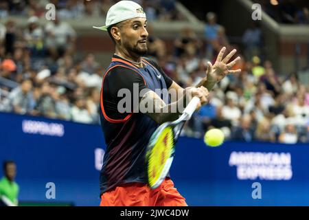 New York, USA. 04. September 2022. Nick Kyrgios aus Australien kehrt am 4. September 2022 bei der US Open Championships 4. gegen Daniil Medvedev im USTA Billie Jean King National Tennis Center in New York zurück. Kyrgios gewann in vier Sätzen und wechselte in das Viertelfinale der Open. (Foto von Lev Radin/Spa USA) Quelle: SIPA USA/Alamy Live News Stockfoto