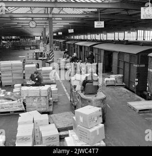 Innenraum des Warenschuhs der N.S. in Utrecht, während Van Gend & Loos einen Zug mit Stückgut beladen hat. Stockfoto