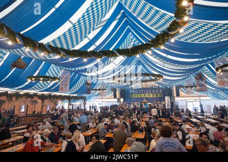 Abensberg, Deutschland. 05. September 2022. Die Besucher sitzen im Bierzelt vor dem Beginn des politischen Morgens beim Gillamoos Folk Festival, wo die CSU ihre Vorstellung abhält. Das Gillamoos in Abensberg ist eines der größten und ältesten Volksfeste Niederbayerns. Am Volksfestmontag treten regelmäßig hochrangige Politiker gleichzeitig in mehreren Bierzelten auf und tauschen Schläge aus. Kredit: Peter Kneffel/dpa/Alamy Live Nachrichten Stockfoto