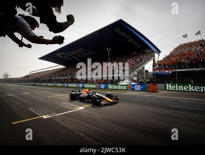 ZANDVOORT - Max Verstappen (Oracle Red Bull Racing) überquert die Ziellinie und gewinnt am 4. September 2022 auf dem Circuit of Zandvoort in Zandvoort, Niederlande, den Grand Prix der Niederlande F1. KOEN VAN WEEL Stockfoto