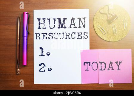 Schild mit Human Resources die Menschen, die die Belegschaft einer Organisation bilden. Wort geschrieben auf die Vorführung, die die Belegschaft eines bilden Stockfoto