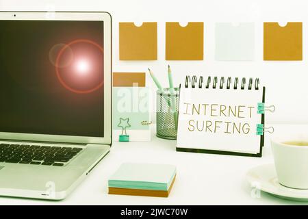 Sign Display Internet Surfingerbrowsing Hundert Websites mit einem installierten Browser. Geschäftsansatz Durchsuchen von Hunderten von Websites mit beliebigen Stockfoto