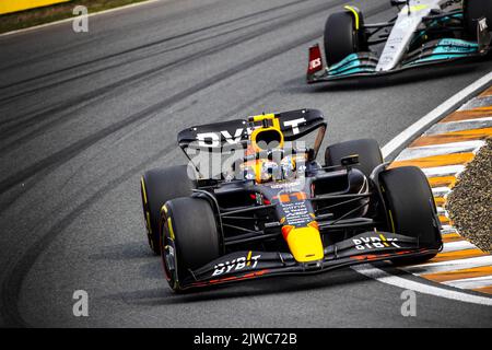 ZANDVOORT - Sergio Perez (11) fährt den Oracle Red Bull Racing RB18 Honda während des Grand Prix der Niederlande F1 auf dem Circuit van Zandvoort am 4. September 2022 in Zandvoort, Niederlande. KOEN VAN WEEL Stockfoto