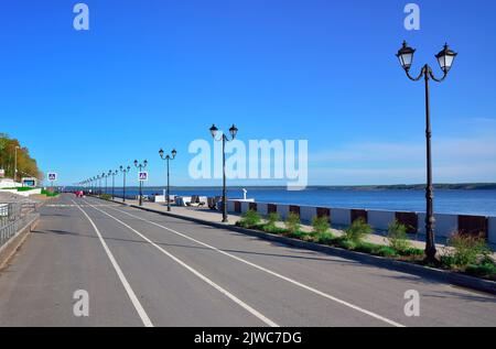 Tscheboksary, Russland, 13.05.2022. Moskauer Ufer der Wolga. Machen Sie eine Promenade entlang des größten Flusses Europas unter blauem Himmel Stockfoto