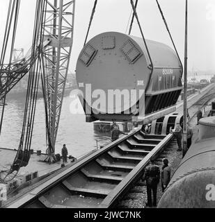 Bild der Verladung eines Silagewagens aus der N.S. Mit einem Generator in Rotterdam. Stockfoto