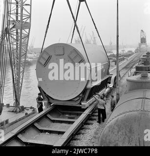 Bild der Verladung eines Silagewagens aus der N.S. Mit einem Generator in Rotterdam. Stockfoto