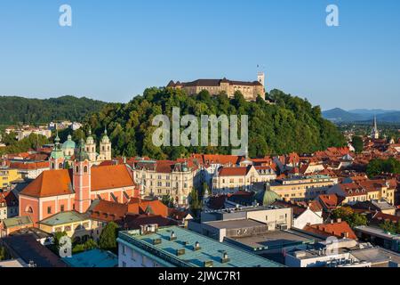 Stadt Lubljana Stadtbild in Slowenien. Blick auf die Altstadt und den Burgberg bei Sonnenuntergang. Stockfoto