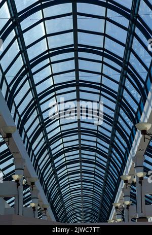 Dachfenster im Einkaufszentrum. Das Innere des Haupteinkaufszentrums mit großem Oberlicht und natürlichem Licht vom Glasdach. Abstrakt, niemand, modern Stockfoto