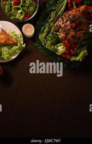 Thanksgiving Dinner Hintergrund mit gebratenem pute oder Huhn und allen Beilagen Gerichte. Thanksgiving-Feier traditionelles Dinner-Konzept Stockfoto