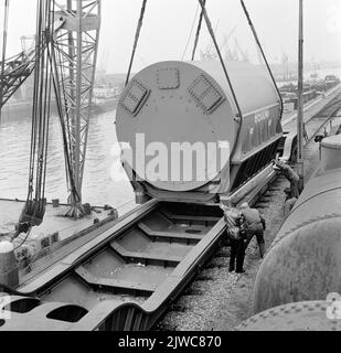 Bild der Verladung eines Silagewagens aus der N.S. Mit einem Generator in Rotterdam. Stockfoto