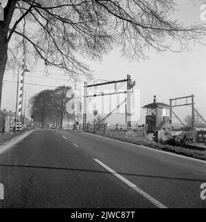 Blick auf die Eisenbahn taub im Kanaalweg in Leiden, mit der Eisenbahnbrücke am Rhein-Schiekanaal auf der rechten Seite, mit RSKB-Brückenpfosten. Stockfoto