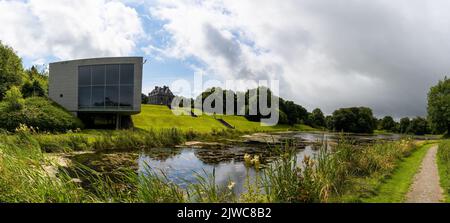 Turlough, Irland - 23. Juli 2022: Panoramablick auf das irische Nationalmuseum - Landleben in Turlough Village in der Grafschaft Mayo Stockfoto