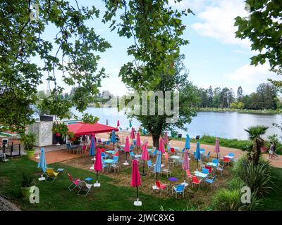 Café-Terrasse am Ufer des Allier Flusses, Vichy, Allier, AURA Region, Mittelfrankreich Stockfoto