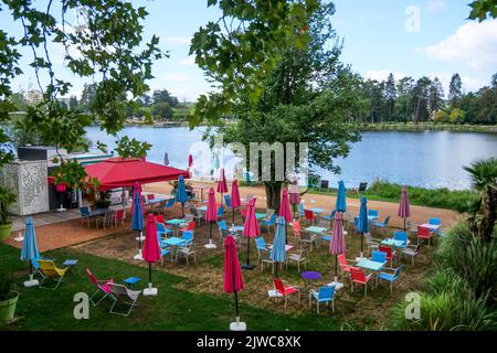 Café-Terrasse am Ufer des Allier Flusses, Vichy, Allier, AURA Region, Mittelfrankreich Stockfoto