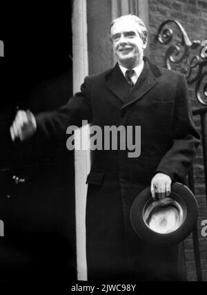 Aktenfoto vom 07/04/55 von Sir Anthony Eden, der als Premierminister zum ersten Mal in der Downing Street 10 zu Besuch war und der Menge zuwinkte, als er zu seiner ersten Kabinettssitzung eintrifft. Die Ankündigung des nächsten konservativen Führers und des neuen Premierministers ist für den frühen Nachmittag auf einer Veranstaltung im Zentrum von London geplant. Ausgabedatum: Montag, 5. September 2022. Stockfoto