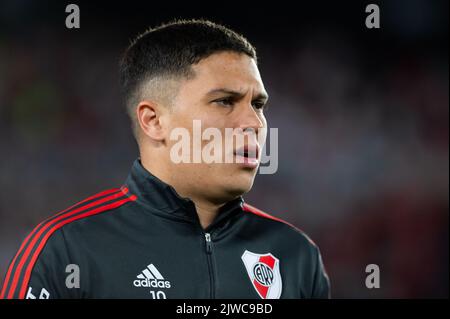 Juan Fernando Quintero von River Plate vor dem Spiel zwischen River Plate und Barracas im Rahmen der Liga Profesional 2022 im Estadio Más Monumental Antonio Vespucio Liberti.( Endnoten; River Plate 2:1 Barracas Central) (Foto: Manuel Cortina / SOPA Images/Sipa USA) Stockfoto