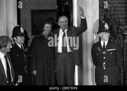 Aktenfoto vom 05/04/76 von James Callaghan, zusammen mit seiner Frau Audrey, das nach seiner Audienz bei der Queen im Buckingham Palace zum ersten Mal als neu ernannter Premierminister des Landes vor der Haustür der Downing Street Nr. 10 winkte. Die Ankündigung des nächsten konservativen Führers und des neuen Premierministers ist für den frühen Nachmittag auf einer Veranstaltung im Zentrum von London geplant. Ausgabedatum: Montag, 5. September 2022. Stockfoto