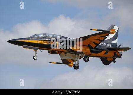 Militärflugzeuge aus der ganzen Welt auf dem Display für die RIAT Royal International Air Tattoo 2022. Die südkoreanischen Black Eagles beeindruckten mit ihrer Routine und Aktion. Stockfoto