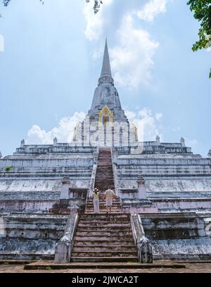 Wat Phu Khao Thong Chedi in Ayutthaya, Thailand. Weiße Pagode, ein Paar Männer und Frauen auf einer Reise nach Ayutthaya besuchen den weißen Pagodentempel Stockfoto