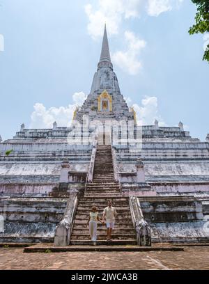 Wat Phu Khao Thong Chedi in Ayutthaya, Thailand. Weiße Pagode, ein Paar Männer und Frauen auf einer Reise nach Ayutthaya besuchen den weißen Pagodentempel Stockfoto