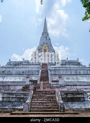 Wat Phu Khao Thong Chedi in Ayutthaya, Thailand. Weiße Pagode, ein Paar Männer und Frauen auf einer Reise nach Ayutthaya besuchen den weißen Pagodentempel Stockfoto