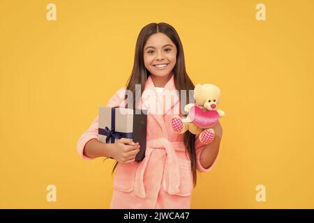 Guten Morgen. Kid tragen weichen Nachthemd spielen mit Spielzeug. Kind in gemütlichen Nachtwäsche. Haut Schönheit. Stockfoto