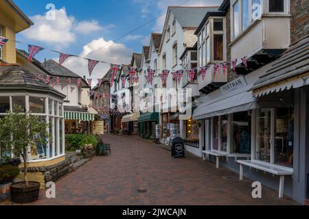 Lynton and Lynmouth, vereinigtes Königreich - 2. September 2022: Dorfzentrum mit bunten Gebäuden und Geschäften im malerischen Dorf Lynmouth in No Stockfoto