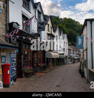 Lynton and Lynmouth, vereinigtes Königreich - 2. September 2022: Dorfzentrum mit bunten Gebäuden und Geschäften im malerischen Dorf Lynmouth in No Stockfoto