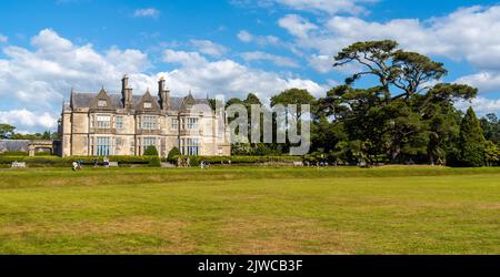 Muckross, Irland - 10. August 2022: Panoramablick auf das Herrenhaus Muckross im Killarney National Park in der Grafschaft Kerry im Westen Irlands Stockfoto