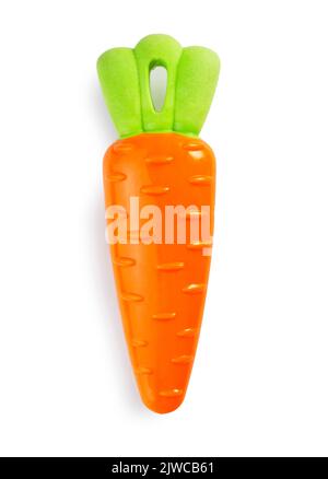 Studioaufnahme eines karottenförmigen Hundespielzeugs, das vor weißem Hintergrund ausgeschnitten wurde - John Gollop Stockfoto