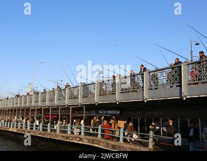 ISTANBUL, TÜRKEI-OKTOBER 30: Nicht identifizierte Menschen fischen auf der Galata-Brücke. Oktober 30,2021 in Istanbul, Türkei Stockfoto