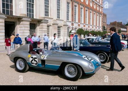 75 Jahre Ferrari-Ausstellung beim Hampton Court Concours 2022 im Hampton Court Palace London, Großbritannien Stockfoto