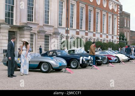 75 Jahre Ferrari-Ausstellung beim Hampton Court Concours 2022 im Hampton Court Palace London, Großbritannien Stockfoto