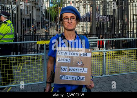 Queen Elizabeth II Centre, Westminster, London, Großbritannien. 5. September 2022. Die Medien versammeln sich im Zentrum, um die Ankündigung des neuen Parteiführers und damit des neuen Premierministers des Vereinigten Königreichs vorzubereiten. Der Gewinner ist entweder Liz Truss oder Rishi Sunak. Anti-Tory-Protestler vor der Downing Street Stockfoto