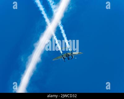 Red Bull Team P-38 Lightning N25Y fliegt auf der AirPower 2022 Zeltweg Airshow Austria Stockfoto