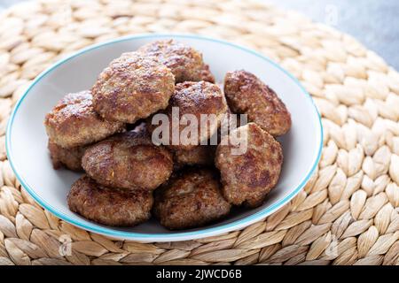 Hackfleischball in Schüssel mit Eiern auf dem Tisch. Hausgemachte traditionelle türkische Fleischbällchen. Stockfoto