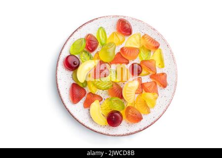 Verschiedene Fruchtgelee Bonbons auf Teller isoliert auf weißem Hintergrund. Draufsicht, flach liegend, Nahaufnahme. Stockfoto