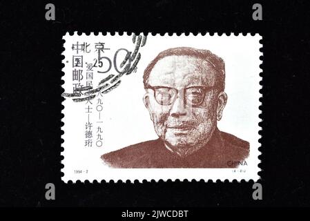 CHINA - UM 1994: Eine in China gedruckte Briefmarke zeigt die Demokratischen Patrioten Xu Dehang (1890--1990), um 1994 Stockfoto