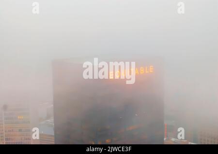 Das 32-stöckige Equitable Life Assurance Building in der Peachtree Street 100 in Atlanta, Georgia, USA, ist an einem Frühlingsmorgen von Nebel umgeben. Stockfoto