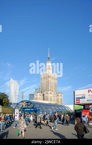 CARDIFF/UK - 27. August: Riesenrad und Pierhead Building in Cardiff am 27. August 2017. Nicht identifizierte Personen Stockfoto